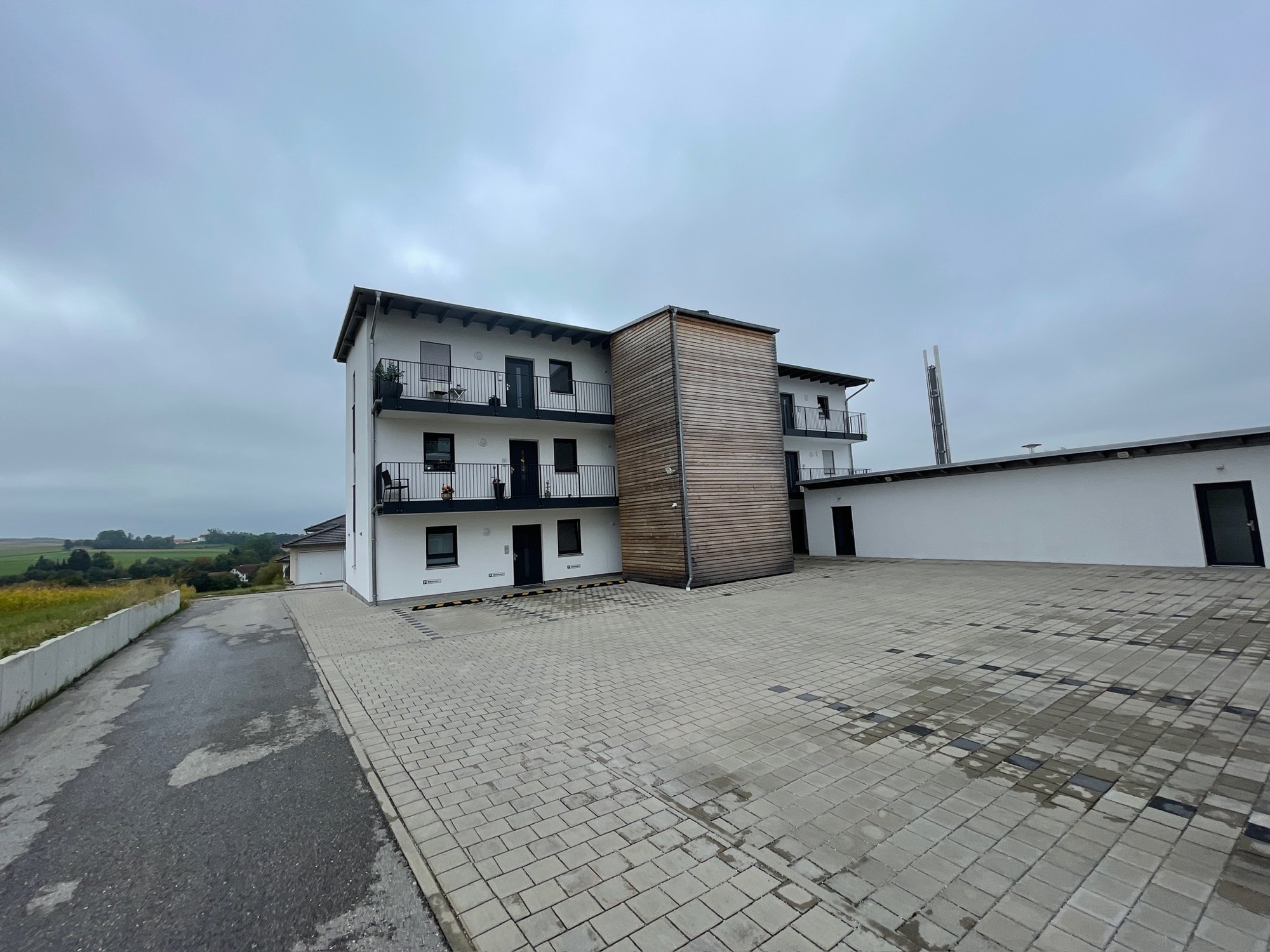 Referenzobjekt: Wohngebäude mit Carports und befestigter Zufahrt