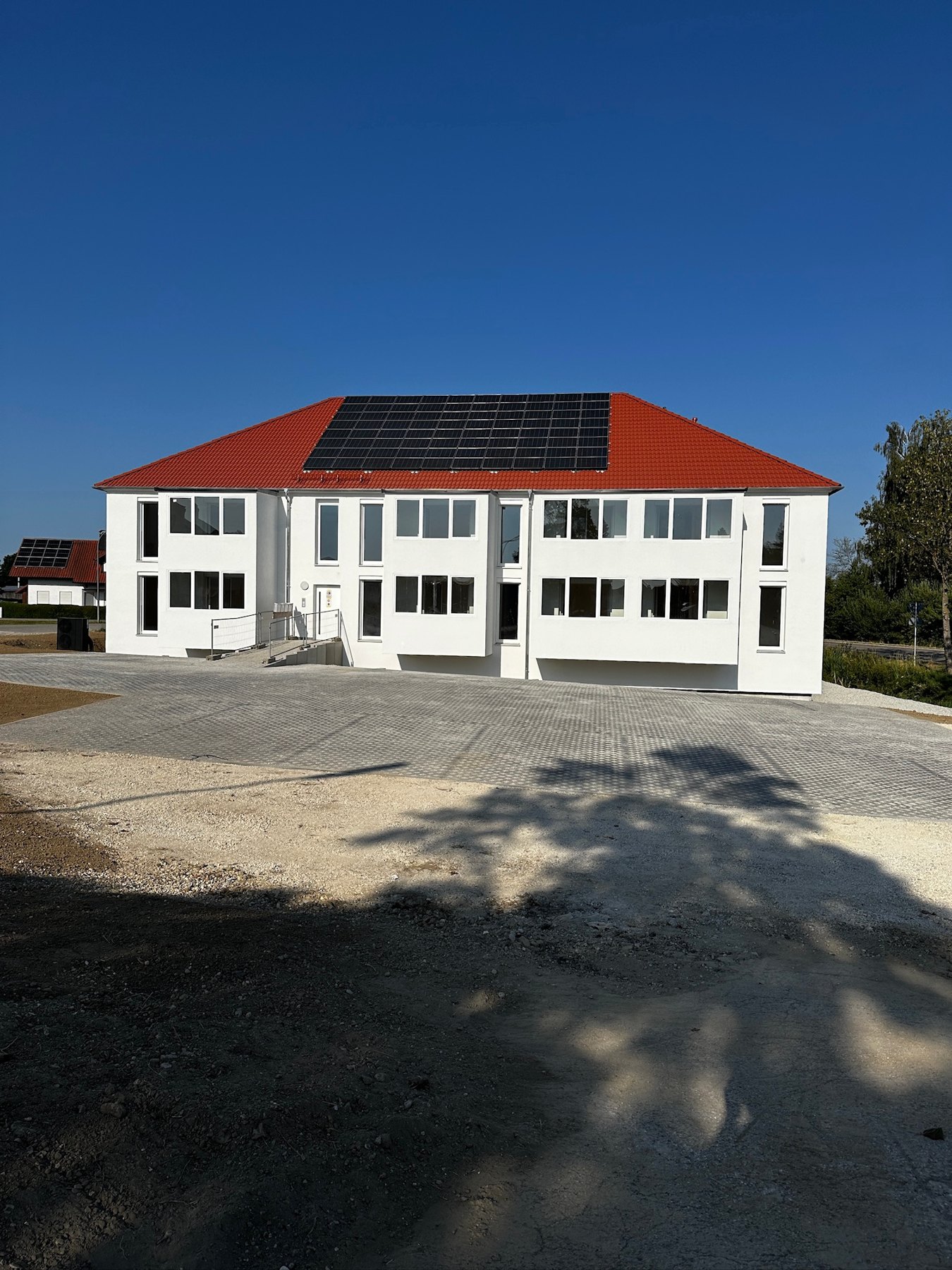 Referenzobjekt: Wohngebäude mit Photovoltaik auf dem Ziegeldach