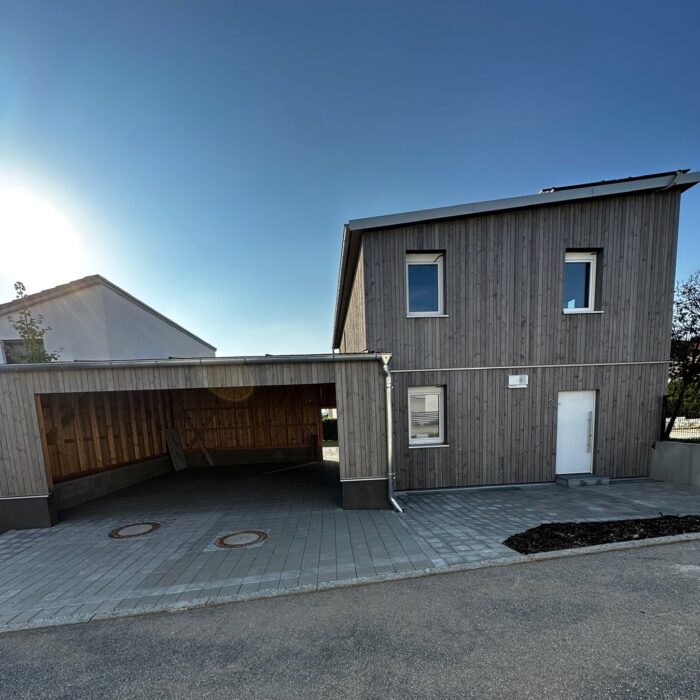 Referenzobjekt: Holzhaus mit überdachtem Stellplatz
