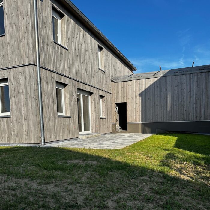 Referenzobjekt: Wohnhaus mit Holzfassade und Garten