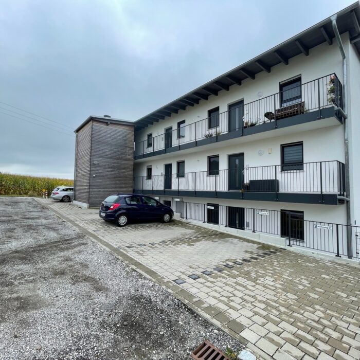 Referenzobjekt: Mehrfamilienhaus mit Balkonen und befestigtem Hof
