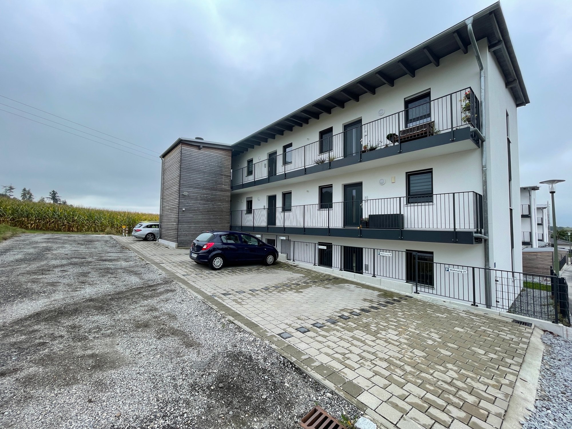 Referenzobjekt: Mehrfamilienhaus mit Balkonen und befestigtem Hof
