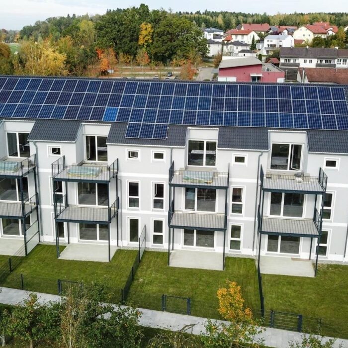 Referenzobjekt: Mehrfamilienhaus mit Balkonen und Photovoltaik