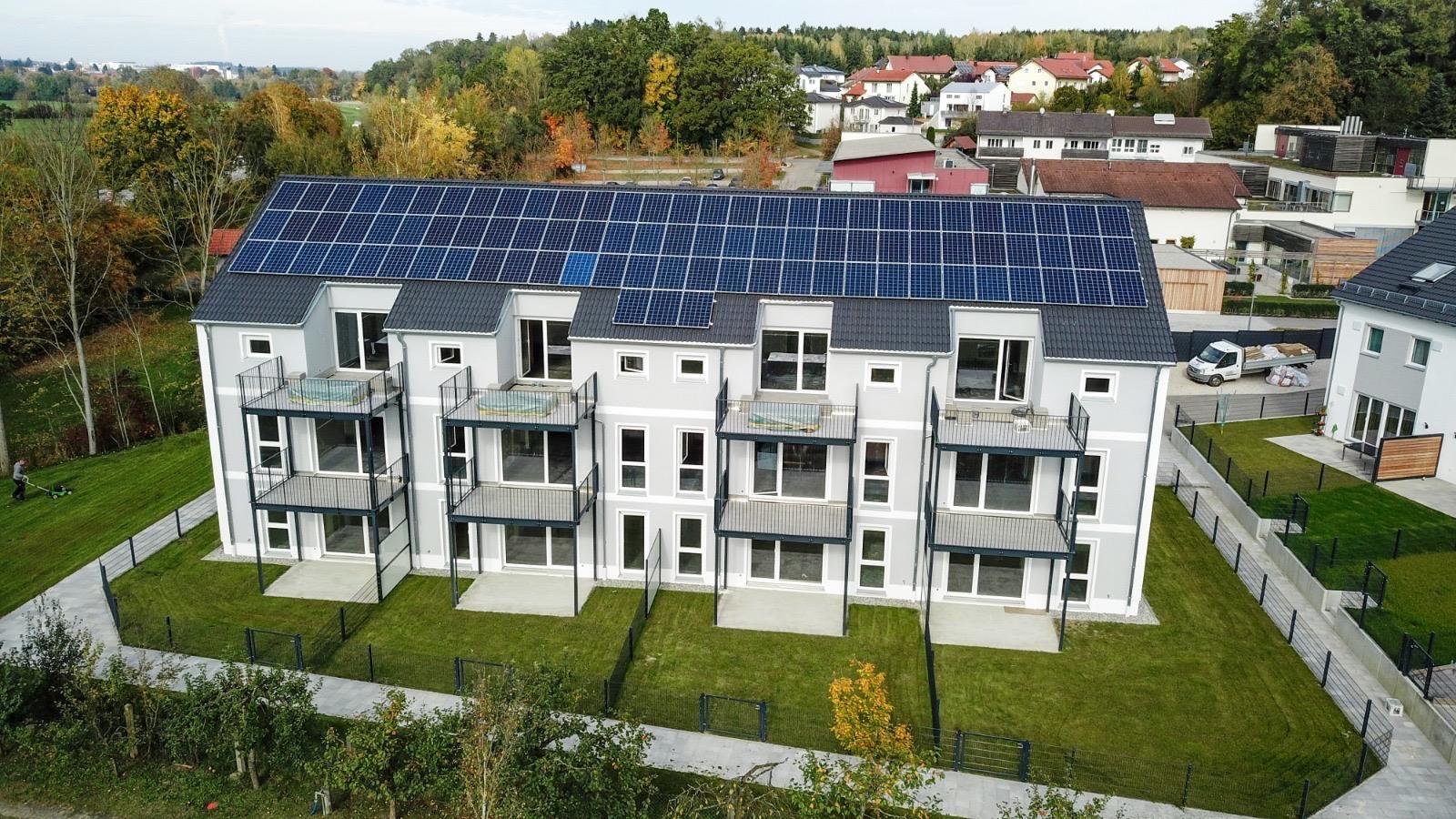 Referenzobjekt: Mehrfamilienhaus mit Balkonen und Photovoltaik